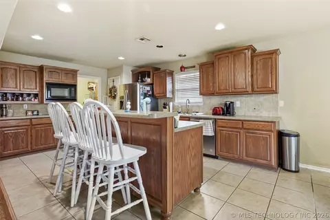 Kitchen - 20230 E 50th Pl, Broken Arrow, OK 74014 photo 3 of 4
