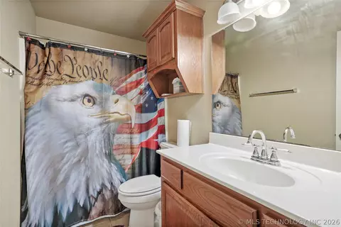 Bath - 20230 E 50th Pl, Broken Arrow, OK 74014 photo 2 of 2