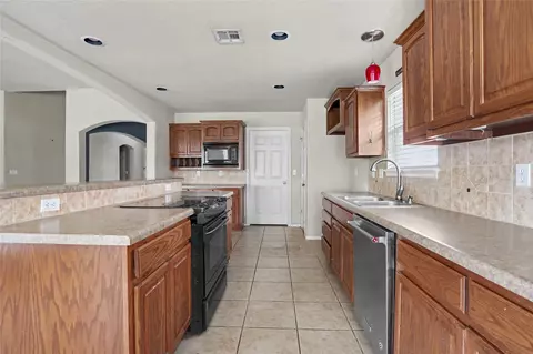 Kitchen - 20230 E 50th Pl, Broken Arrow, OK 74014 photo 6 of 7