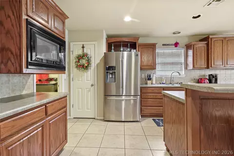 Kitchen - 20230 E 50th Pl, Broken Arrow, OK 74014 photo 1 of 4