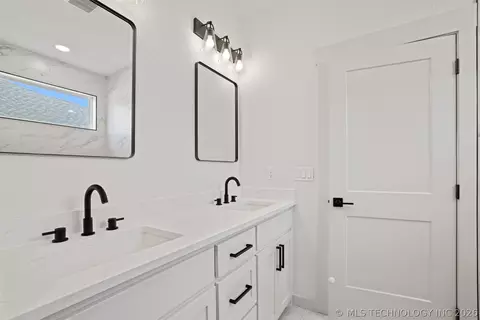 Bath - 849 Springfield Ct, Durant, OK 74701 photo 1 of 4