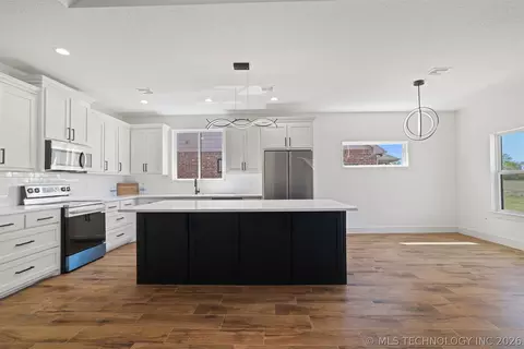 Kitchen - 849 Springfield Ct, Durant, OK 74701 photo 2 of 2