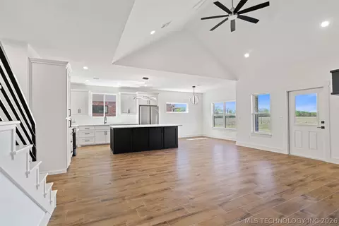 Living - 849 Springfield Ct, Durant, OK 74701 photo 2 of 2