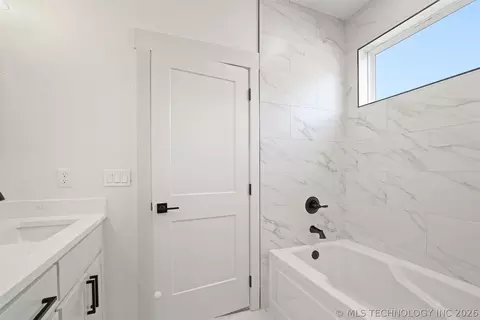 Bath - 849 Springfield Ct, Durant, OK 74701 photo 2 of 4