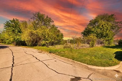 136 Th Pl, Glenpool, OK 74033