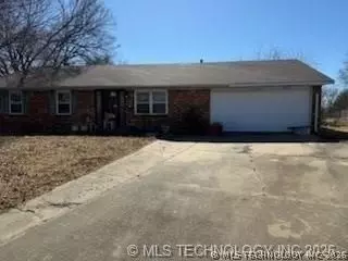 9006 E 48th Pl, Tulsa, OK 74145