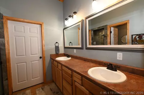 Bath - 449272 E 982 Rd, Vian, OK 74962 photo 2 of 5