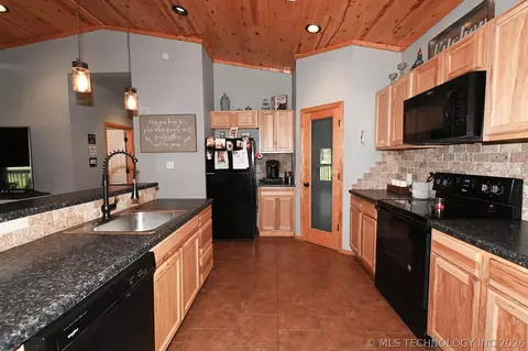Kitchen - 449272 E 982 Rd, Vian, OK 74962 photo 6 of 7