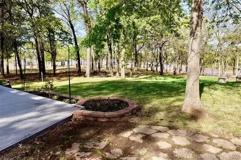 Exterior - 25 E Shoreline Dr, Eufaula, OK 74432 photo 4 of 8