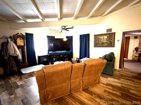 Living - 366 Main St, Eufaula, OK 74432 photo 2 of 5