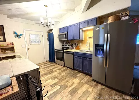 Kitchen - 366 Main St, Eufaula, OK 74432 photo 4 of 5