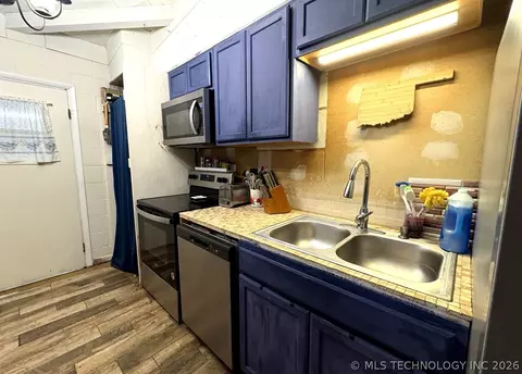 Kitchen - 366 Main St, Eufaula, OK 74432 photo 2 of 5