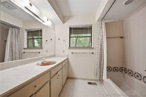 Bath - 4522 E 75th St, Tulsa, OK 74136 photo 4 of 4