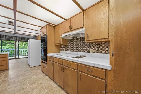 Kitchen - 4522 E 75th St, Tulsa, OK 74136 photo 3 of 4