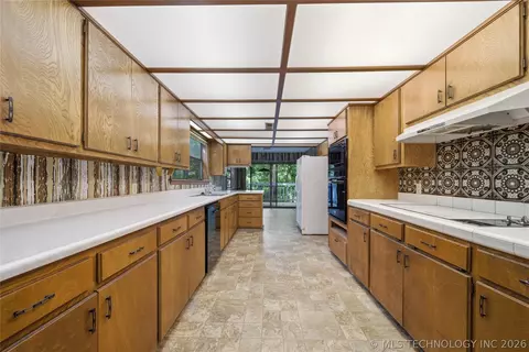 Kitchen - 4522 E 75th St, Tulsa, OK 74136 photo 4 of 4
