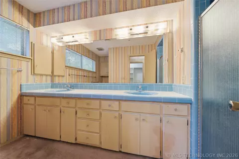 Bath - 4522 E 75th St, Tulsa, OK 74136 photo 1 of 4