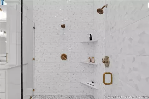 Bath - 3207 E 44th St, Tulsa, OK 74105 photo 5 of 11