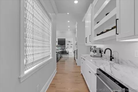Entry Way - 3207 E 44th St, Tulsa, OK 74105 photo 5 of 10
