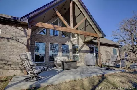1820 E 45th Pl, Sand Springs, OK 74063