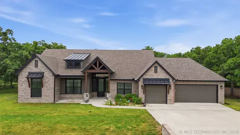 1820 E 45th Pl, Sand Springs, OK 74063