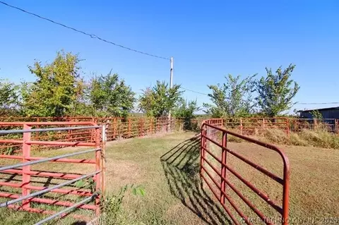 Exterior - 404517 E 1080 Rd, Henryetta, OK 74437 photo 6 of 7