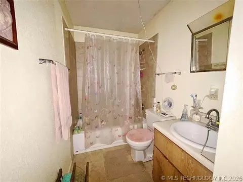 Bath - 404517 E 1080 Rd, Henryetta, OK 74437 photo 2 of 2