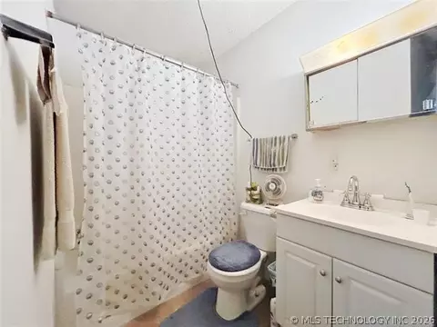 Bath - 404517 E 1080 Rd, Henryetta, OK 74437 photo 1 of 2