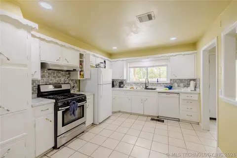Kitchen - 11315 E 3rd St, Tulsa, OK 74128 photo 1 of 2