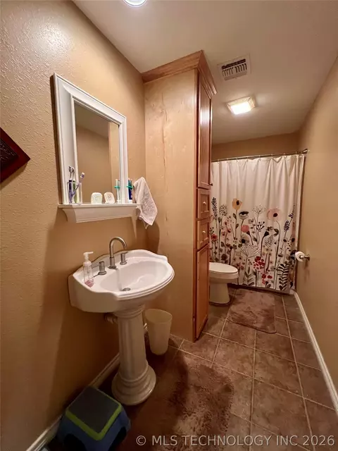 Bath - 5377 Mcduffee Rd, Kingston, OK 73439 photo 5 of 5