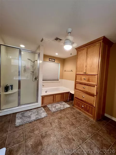 Bath - 5377 Mcduffee Rd, Kingston, OK 73439 photo 2 of 5