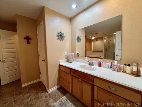 Bath - 5377 Mcduffee Rd, Kingston, OK 73439 photo 3 of 5