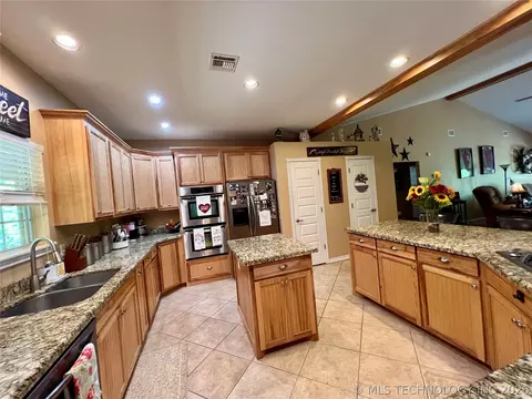 Kitchen - 5377 Mcduffee Rd, Kingston, OK 73439 photo 2 of 6