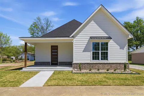 316 W 11th St, Claremore, OK 74017