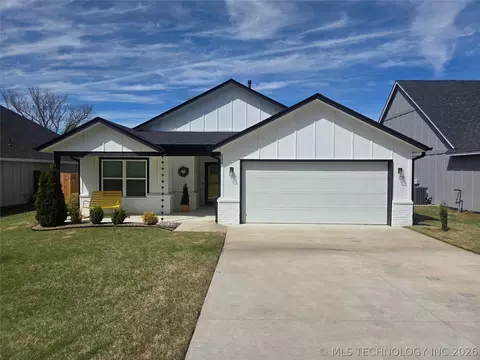 404 W Muskogee Ave, Chouteau, OK 74337