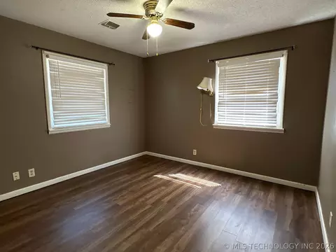 Bedroom - 1013 E 10th St, Cushing, OK 74023 photo 8 of 10