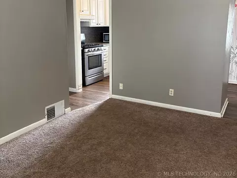 Living - 1013 E 10th St, Cushing, OK 74023 photo 3 of 4