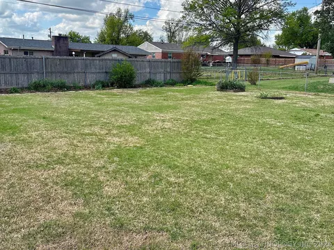 Exterior - 1013 E 10th St, Cushing, OK 74023 photo 17 of 18