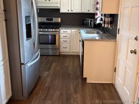 Kitchen - 1013 E 10th St, Cushing, OK 74023 photo 2 of 10