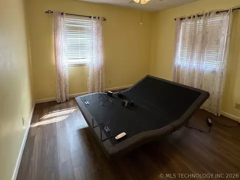 Bedroom - 1013 E 10th St, Cushing, OK 74023 photo 5 of 10