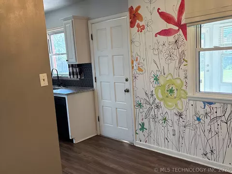 Entry Way - 1013 E 10th St, Cushing, OK 74023 photo 1 of 3
