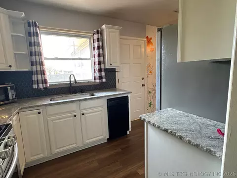 Kitchen - 1013 E 10th St, Cushing, OK 74023 photo 8 of 10