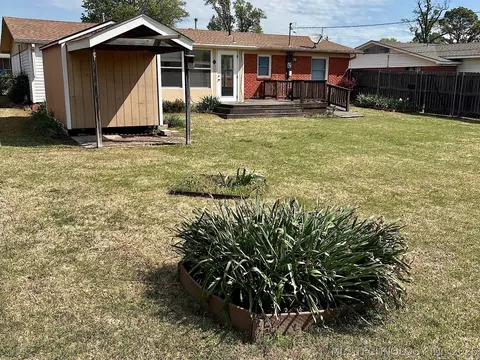 Exterior - 1013 E 10th St, Cushing, OK 74023 photo 7 of 18