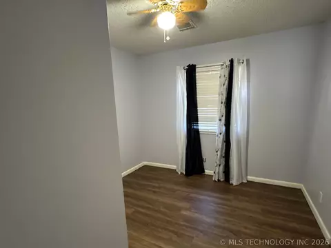 Bedroom - 1013 E 10th St, Cushing, OK 74023 photo 2 of 10