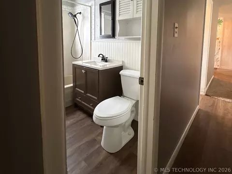 Bath - 1013 E 10th St, Cushing, OK 74023 photo 5 of 6