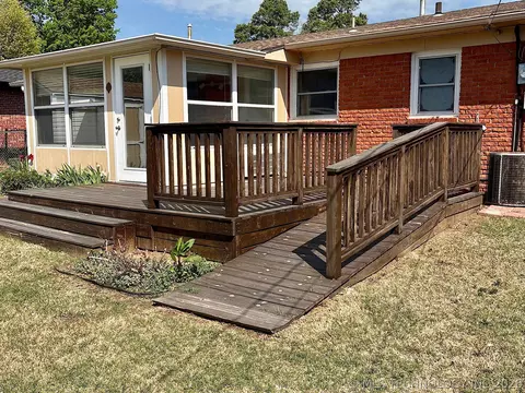 Exterior - 1013 E 10th St, Cushing, OK 74023 photo 8 of 18