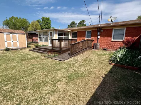 Exterior - 1013 E 10th St, Cushing, OK 74023 photo 9 of 18