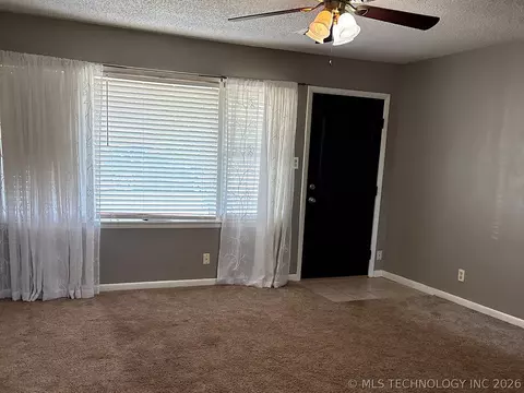 Living - 1013 E 10th St, Cushing, OK 74023 photo 2 of 4