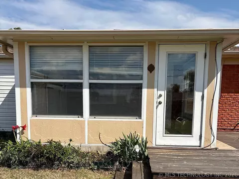 Exterior - 1013 E 10th St, Cushing, OK 74023 photo 12 of 18