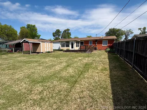 Exterior - 1013 E 10th St, Cushing, OK 74023 photo 6 of 18