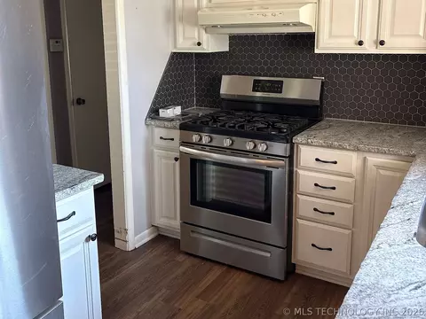 Kitchen - 1013 E 10th St, Cushing, OK 74023 photo 4 of 10